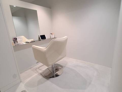 【南船場】≪全席個室≫≪カットカラー2時間枠≫≪全メニュー、トリートメント付き≫≪平均単価14000円≫≪1年間の最低保証給あり≫≪女性スタイリストonlyサロン≫完全マンツーマン接客で、お客様と密に関われる環境です！エイジングが気になりだす大人女性をメインターゲットとする「ON（オン）」からスタイリスト（美容師）の求人☆★☆