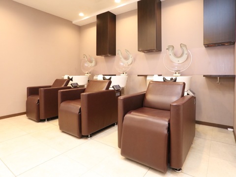 【阪急塚口】スタッフ退職に伴い、顧客の引継ぎ・入客チャンスあり！≪永久保障制度あり≫≪自由出勤≫≪完全マンツーマンでカットカラー2時間枠≫駅前すぐの好立地で幅広い年代のお客様に人気のヘアサロン！休みや勤務時間の相談OKです！「soil hair（ソイルヘアー）」からスタイリスト（美容師）の求人☆★☆