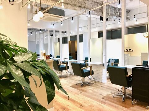 【なんば】≪月給23万円スタート≫≪月8日休み≫≪月1回土日休み希望OK≫駅近の好立地！！スタッフ思いのオーナーさんと明るいスタッフ達が魅力！笑顔が絶えないアットホームサロン「habitt(ハビット)」からアシスタント（美容師）の求人☆★