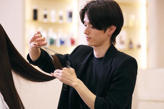 【銀座】≪平均単価約28000円≫≪賞与あり・平均年収550万円≫自社商材を駆使した唯一無二の技術力がウリの人気サロン！スタッフ満足度も高く、離職率0％！「sins（シンズ）」からスタイリスト（美容師）の求人☆★