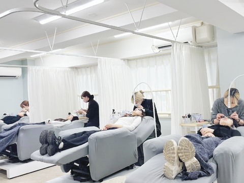 【渋谷】≪社会保険完備≫≪月9日休み≫≪月給25万円～≫≪年間休日107日≫≪ブランクがある方でもOK≫アイリスト経験を活かして働ける、やりがいのある職場！Une fleur MIROH（アンフルールミロ ）のインストラクター・講師（まつげパーマ・アイブロウ）求人☆☆