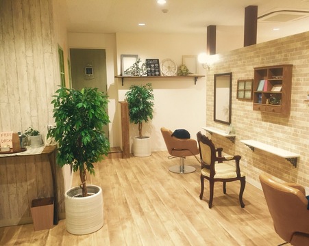 【新潟大学前】≪社会保険完備≫≪完全週休2日制＆実働8時間≫≪18,19時に退勤可能≫≪奨学金補助制度あり≫≪異動、ヘルプなし≫≪営業時間内レッスンも可能！≫新潟を中心に複数店舗を展開するミルクティーグループ！「Hair garden Milk tea 新潟大学前店（ヘアーガーデンミルクティニイガタダイガクマエテン）」からアシスタント（美容師）の求人★☆