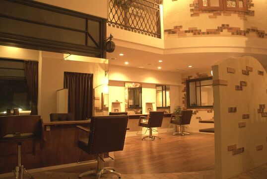 【別府】≪月給23万円スタート・社会保険完備・月8日休み・勤務時間や休日数の相談OK・業務委託やパートも同時募集≫スタッフの働きやすさを大切に！様々な福利厚生を整えています！幅広い世代のお客様から愛される地域密着型ヘアサロン「teatro&limite by teatro（ティアトロアンドリミテバイティアトロ）」からスタイリスト（美容師）の求人☆★