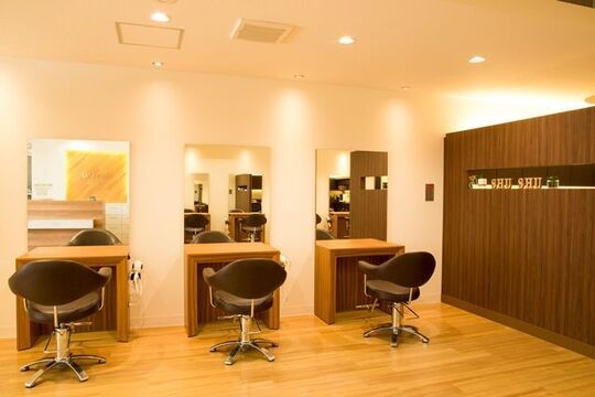 【ぶらくり丁】≪休日数は選択制≫≪土日休みも相談OK≫≪ママさん美容師活躍中！≫≪社会保険完備≫≪産休取得率100％≫時短社員は毎週土日休み！空いた時間でのレッスンも出来るので効率良く技術を学べます！充実した待遇と給与体制を用意しているので長く働いてもらえます！「shushu 本町店（シュシュ ホンマチテン）」からアシスタント（美容師）の求人☆★☆