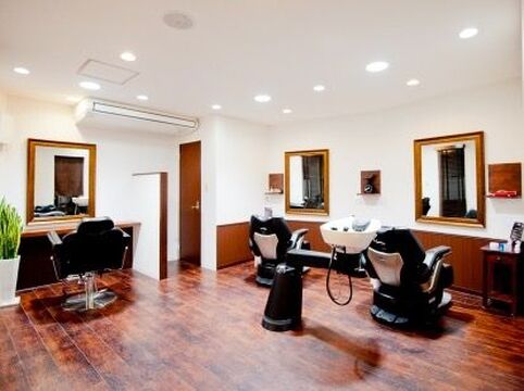 【小林】≪完全週休2日≫≪スタイリスト月給23万円以上≫≪社会保険相談OK≫≪お店を任されたい方大歓迎≫フェードやマッシュ、スパイラルや濡れパンなど流行りのスタイルもお任せ！学生さんからビジネスマンまで幅広く関われる、地域で人気のメンズサロン「TOMMY HAIR（トミーヘアー）」から理容師（理容室）の求人★☆★