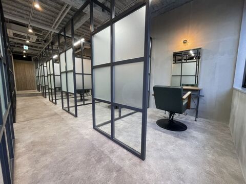 【なんば】≪完全マンツーマン&カットカラー2時間枠≫≪自由出勤≫≪永久保障給あり≫≪全席個室で最新設備完備≫≪平均単価12000円≫ヘアケアと髪質改善で高単価&指名再来率UPを目指します！「S.BROOM（エスドットブルーム）」からスタイリスト（美容師）の求人★☆