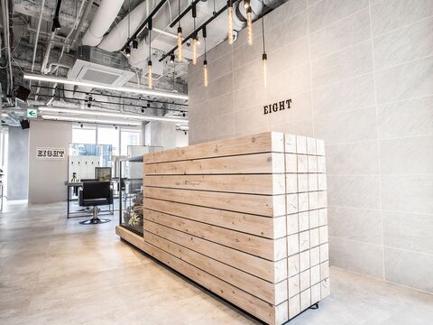 【渋谷】 フリー40〜50％／指名47〜65％還元  保障給あり ≪20時までの勤務OK≫新規入客チャンスが多いので月収50万円以上稼ぐスタッフが多数活躍中！トレンド発信サロン「EIGHT 渋谷本店（エイトシブヤホンテン）」からスタイリスト（美容師）の求人★☆