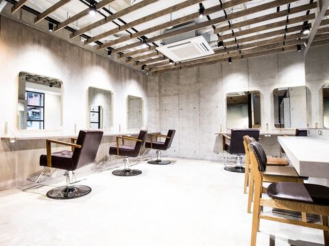 【上野】 フリー40〜50％／指名47〜65％還元  保障給あり ≪20時までの勤務OK≫新規入客チャンスが多く月収50万円以上稼ぐ事も可能です！技術、薬剤、おもてなしにこだわるトレンド発信サロン「EIGHT 上野店（エイトウエノテン）」からスタイリスト（美容師）の求人★☆