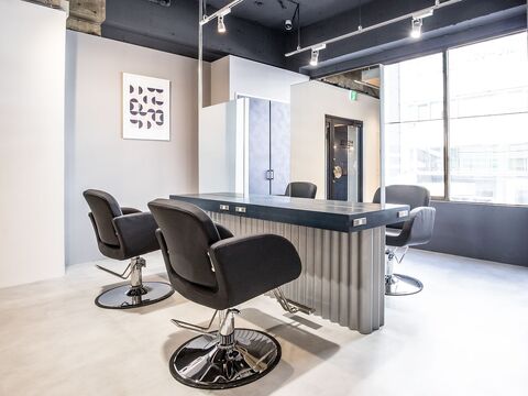 【横浜駅】 フリー40〜50％／指名47〜65％還元  保障給あり ≪20時までの勤務OK≫集客抜群！入客チャンスも多いので月収50万円以上の高収入も可能！トレンド感たっぷりの大人可愛いを提案する人気サロン「EIGHT 横浜店（エイトヨコハマテン）」からスタイリスト（美容師）の求人★☆