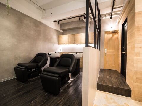 【天神】 フリー40〜50％／指名47〜65％還元  保障給あり ≪20時までの勤務OK≫集客抜群！入客チャンスも多いので月収50万円以上の高収入を狙えます！トレンド押さえたスタイルを発信するお店です「EIGHT 福岡天神店（エイトフクオカテンジンテン）」からスタイリスト（美容師）の求人★☆