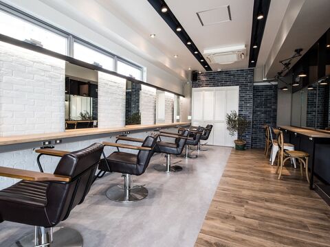 【赤嶺】 フリー40〜50％／指名47〜65％還元  保障給あり ≪20時までの勤務OK≫集客抜群！入客チャンスも多く月収50万円以上の報酬も目指せます！トレンドを押さえた大人かわいいスタイルを提案！「EIGHT 沖縄豊崎店（エイトオキナワトヨサキテン）」からスタイリスト（美容師）の求人★☆