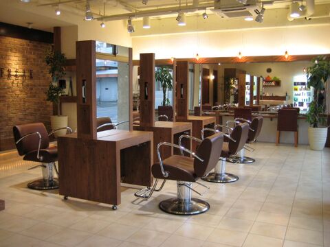 【須恵中央】≪月給20万円スタート・社会保険完備・最短18:00に退勤・営業中のレッスンOK・通信生OK・土日祝の時給アップあり≫最短1.5年でスタイリストデビュー！福利厚生・レッスン環境など様々な好条件が揃っています！充実した美容師ライフを送ることができるヘアサロン「FREAK 志免店（フリークシメテン）」からアシスタント（美容師）の求人☆★