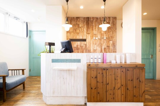 【新発田駅】◆未経験・通信生・新卒生歓迎・住宅手当あり・営業時間18時まで・日曜定休あり・月8,9日休み・社会保険完備・営業時間内レッスンOK◆美容師の地位向上を掲げ、年々条件が充実！今までの美容室にはない働き方と待遇でお待ちしています！「Hair Life KONIKONI（ヘアーライフコニコニ）」からアシスタント（美容師）の求人☆★