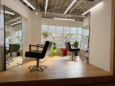 【自由が丘】≪完全週休2日制≫≪通信生・新卒生歓迎≫≪スタイリスト平均月収42万円≫≪高単価サロン≫≪社会保険完備≫空き時間に営業中のレッスン可能！成長できる環境と頑張りが給与に反映の高待遇サロン「sii. 自由ヶ丘（シージユウガオカ）」からアシスタント（美容師）の求人★☆