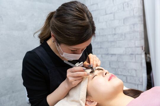 【上川内】◆有給取得100％・リフレッシュ休暇あり・実働8時間・健康診断あり・産休育休制度あり・髪型、ネイル自由・社会保険完備◆全国に展開する女性が主役のサロン！研修体制が充実で未経験の方も安心して技術を習得！自分時間もたっぷりとれます「MAQUIA  薩摩川内店（マキアサツマセンダイテン）」からアイリスト（まつげエクステ・まつげパーマ・アイブロウ）の求人☆☆