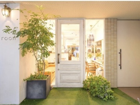 【三鷹駅】≪未経験、新卒生、通信生OK≫≪社会保険完備≫≪営業時間内レッスンOK≫≪ヘッドスパがウリ≫長くお客様とスタッフの人生に寄り添いながら成長できるサロン！デビューまでのカリキュラムもしっかり整っている為、未経験でも安心してスタイリストを目指せます。「roon（ルーン）」からアシスタント（美容師）の求人☆★