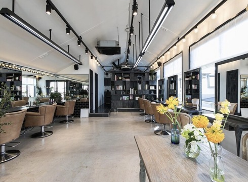 【吉祥寺】≪未経験、新卒生、通信生OK≫≪社会保険完備≫≪営業時間内レッスンOK≫≪ヘッドスパがウリ≫≪メイクや着付けも学べる≫地域密着型で長くお客様とスタッフの人生に寄り添いながら成長できるサロン！デビューまでのカリキュラムもしっかり整っている為、未経験でも安心してスタイリストを目指せます。「nuku（ヌク）」からアシスタント（美容師）の求人☆★