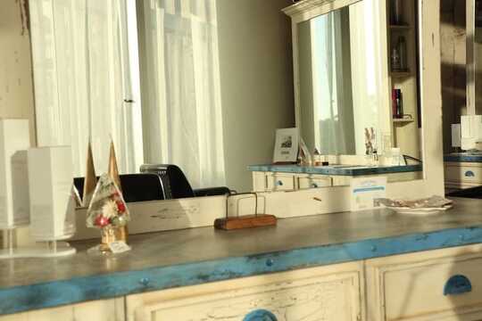 【千葉ニュータウン中央】≪社会保険完備・営業時間18時まで・土日祝休みOK・住宅手当あり・推し活OK・営業中レッスンOK・週1日～、16時までの勤務OK≫未経験・新卒生・通信生大歓迎！1人ひとりライフスタイルに合わせて働くことができる地域密着型のサロン「marichi flowers（マリーチフラワーズ）」からアシスタント（美容師）の求人☆★