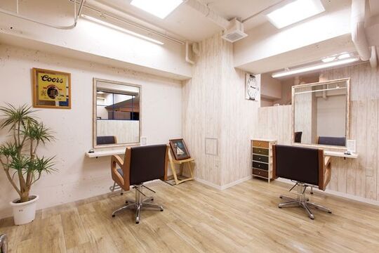 【和歌山駅近く】≪働きやすさ抜群≫1時間おきの予約でしっかり施術！平日も土日も同じくらいの集客で指名もつきやすい環境☆入社半年で指名100万円以上、月給35万円以上の実績あり！ネイル、マツエク、ヘアのトータルビューティサロン「BeautySalon garden（ガーデン）」からスタイリスト（美容師）の求人！可愛くてオシャレな店内には個室などもあるんです♪パートもOK☆★☆