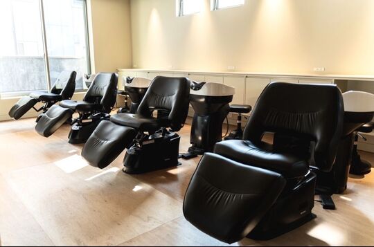 【烏丸】≪月8～10日休み≫≪社会保険完備≫≪営業時間内レッスン可能≫≪スキルアップ支援あり≫≪ヘアケアが人気のサロン≫最短2年でデビュー可能！トリートメント部門でミシュラン認定サロン！興味があれば着付けも学べる「Ray Kyoto（レイキョウト）」よりアシスタント（美容師）の求人☆★☆