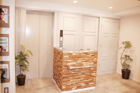 【銀座】◆住宅手当あり・寮あり・休日数の選択可能・有給休暇あり・社会保険完備◆独自のカラー理論と似合わせ技術が人気！多種多様な薬剤のラインナップで幅広い技術習得が可能な「GOOD NEIGHBORS 銀座店（グッドネイバーズギンザテン）」からアシスタント（美容師）の求人★☆