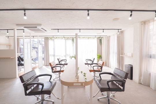 【香里園】≪最短1年でデビューが可能≫≪社会保険完備≫≪月8日休み≫≪土日休みOK≫営業時間内レッスン可能！髪質改善メニューが得意なサロン！地域密着型のアットホームな環境！「ACNE（アクネ）」からアシスタント（美容師）の求人★☆