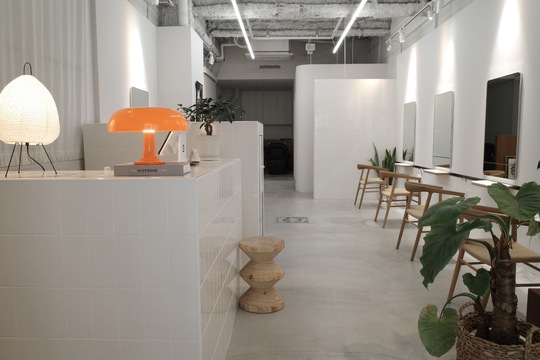 【京橋】≪掛け持ち入客無しのマンツーマン≫カットカラーの施術は2時間枠で、1人1人のお客様としっかり向き合えます。スタッフのメンテナンス料は無料という特典付き！ナチュラルテイストでオシャレに敏感な世代から支持されているサロン「if 京橋（イフキョウバシ）」からスタイリスト（美容師）の求人★☆