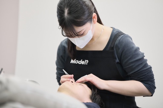 【銀座一丁目】≪完全週休2日制≫≪髪色・ネイル自由≫≪研修中もお給料あり≫≪各種手当あり≫専任の技術講師のもとで、最短2週間でのデビューを目指せます！ひとりひとりの骨格に合わせた理想の眉毛を叶える、メンズアイブロウサロンです！「Mode!? 銀座店（モードギンザテン）」からアイブロウリストの求人☆☆