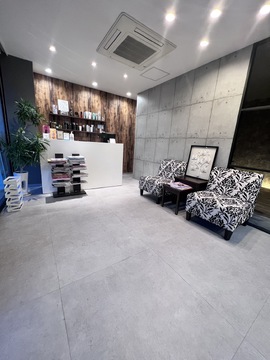 【交野市駅】≪1時間休憩or2時間休憩の自由選択制≫≪地域密着の人気サロン！≫≪完全週休2日制≫≪19時台に退勤可能≫≪月給25万円～≫≪社会保険完備≫≪マンツーマン入客≫≪スタイリストオンリーサロン≫幅広い世代のお客様より愛される人気サロン！集客も抜群で入客も安心！「JINa（ジーナ）」からスタイリスト（美容師）の求人☆★