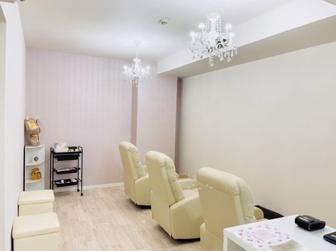 【姫路】≪離職率低！≫≪19時までに退勤可能≫≪未経験OK≫≪最新技術は随時導入≫店舗は一人営業のため人間関係などのストレスは一切なし！もちろん未経験の方は技術習得まで先輩スタッフからマンツーマンで学べる環境です！「30分まつ毛パーマ専門店Swallow 姫路店（サンジュップンマツゲパーマセンモンテンスワロヒメジテン）」からアイリスト（まつげパーマ）の求人☆☆