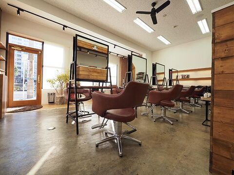 【西大島】◆完全週休2日制・有給休暇あり・産休育休制度あり・デビューまで1年・営業時間内レッスン可能・社会保険完備◆入客チャンスが多いので、成長にもつながりやすい！人間関係の良さがウリの「Fast Hair 西大島店（ファストヘアニシオオジマテン）」からアシスタント（美容師）求人☆★