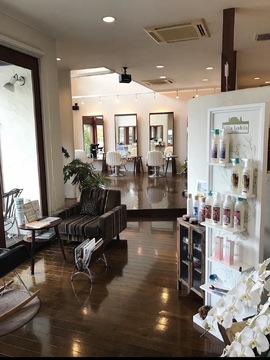 【精華町光台】≪社会保険完備≫≪土曜平日は19時台、日祝は18時台に退勤OK≫≪月によっては日曜休みあり≫無理なく成長を目指しながら、日々目標を持ち続けられるアットホームサロン！地域のお客様に家族ぐるみで愛される「nasciHAIRMAKE（ナスキーヘアメイク）」からアシスタント（美容師）の求人☆★