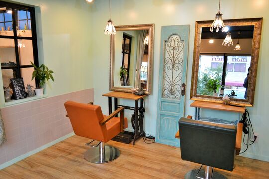 【籠原】≪社会保険完備≫≪完全週休2日制≫≪土日休みOK≫≪2年でデビュー可能≫実力派スタイリストが揃う、カフェのようなオシャレなサロン！お休みが多いので、仕事とプライベートにメリハリがつきますよ♪thinc by Rosta（シンクバイロスタ）からアシスタント（美容師）の求人☆★