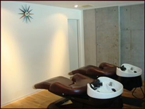 【岸和田】ヘッドスパなどのリラクゼーションメニューに力を入れているので、個室スパルームも設置し、全台フルフラットシャンプーにしているサロン☆時短勤務やパート等、あなたの希望に合った働き方が可能です♪「speak-up」からスタイリスト（美容師）の求人☆★☆