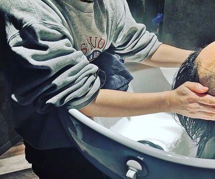 【末野原】オープニングスタッフの募集！◆月最大40万円保証あり・土日休み可能◆TVやSNSでも話題のオリジナルトリートメントが人気！自身が好きな薬剤も自由に使用可能です！1万円以上の高単価で、1人のお客様を大切にしつつも稼ぎやすい環境です！「2025年8月上旬、NEWOPENの高単価サロン」からスタイリスト（美容師）の求人★☆