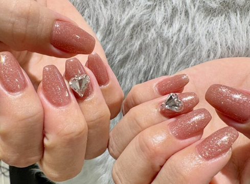 【京都駅】≪実務経験のある方の募集≫≪社会保険完備≫≪月8日休み≫≪平均退社19時≫トレンドの韓国ネイル・ワンホンネイルが得意なサロン！土日休みもOK！ネイリストの経験を活かして一緒に楽しく働きませんか？韓国風パーツや心ときめく可愛いパーツを豊富に取りそろえる「minuit nail by Zen（ミニュイネイルバイゼン）」からネイリスト（ネイル）の求人★☆