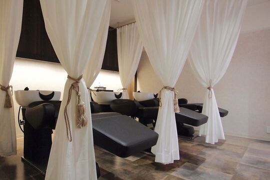 【天王寺】≪完全マンツーマン≫≪完全自由シフト≫≪平均単価1万円以上≫≪永久保障給あり≫ヘアケア・トリートメントに特化したヘアサロン！可愛さの中にも高級感のある店内！！勤務時間や休みなどご希望に合わせた働き方が可能です！「FRAME 天王寺北口店（フレームテンノウジキタグチテン）」からスタイリスト（美容師）の求人☆★