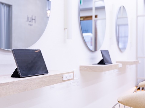 【天神橋筋六丁目】≪社会保険完備≫≪縮毛矯正＆髪質改善特化サロン≫≪客単価1万5000円≫≪業務委託の方は自由出勤制≫≪正社員の方は完全週休2日制≫客層20代メイン、内装もオシャレでオススメのサロンです！客単価も高く早回しも必要ありません！「Hui.（フイ）」からスタイリスト（美容師）の求人☆★