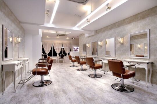 【住道】≪完全週休2日制≫≪社会保険完備≫≪月給21万円〜≫デビュー後はしっかり稼げる環境です！お客様から絶大なる人気のあるサロンで実践的に経験を積んで成長していけますよ！地域密着型実力派サロン！「schon（シェーン）」からアシスタント（美容師）の求人☆★