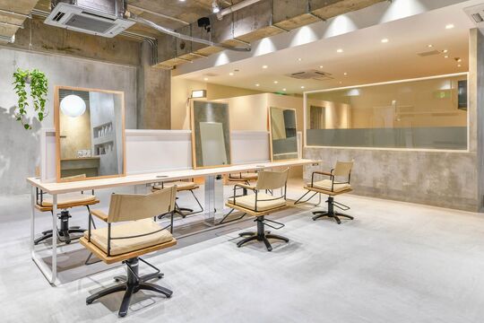 【近鉄八尾駅】≪月給23万円≫≪2店舗目出店予定に伴いスタッフ大募集≫≪月8,9日休み≫≪社会保険完備≫≪土日休みOK≫≪有給休暇あり≫≪美容師とアイリストの兼任も可能≫≪2年以内にデビュー可能≫まつ毛パーマやアイブロウも学べる！営業時間内レッスン可能！スタッフ同士仲が良く、離職率0％！！ショートやボブスタイルが得意なサロン！「Lico（リコ）」からアシスタント（美容師）の求人☆☆