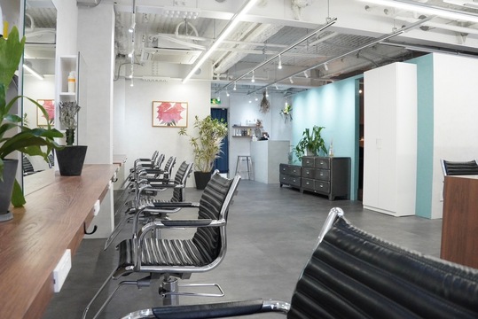 【西梅田】≪引っ越し手当や昼食手当あり≫≪社会保険完備≫≪月1回土日休みOK≫≪最短2年でスタイリストデビュー≫≪営業時間内レッスンOK≫≪客単価1万3000円と高単価≫≪新規集客抜群！≫某コンテストで表彰歴あり！一人一人に合わせたレッスンカリキュラムで無理なくレッスンを進めていくことができます！「Owll（オウル）」からアシスタント（美容師）の求人☆★☆