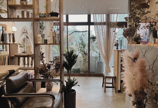 【草津駅】≪完全週休2日制≫≪土日休みOK≫≪社会保険完備≫≪有名集客サイト受賞サロン≫9～17時までの営業時間なのでママさん美容師も働きやすい環境！顧客がいない方でも入客チャンスに困ることはありません！育児と両立されているスタイリストも多数在籍中！女性専門の少人数制アットホームサロン！「anone（アノネ）」からスタイリスト（美容師）の求人☆★