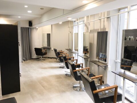 【難波】≪月8日休み≫≪最短1年でデビュー可能≫最短2年以内でデビュー可能！早番・遅番の二交代制で働ける◎あなたのペースのでレッスンを進められるのでプライベートも充実！一緒に楽しく働く環境を作っていきましょう！‘Oli（オリ）からアシスタント（美容師）の求人☆★☆