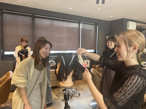 【つくば駅】≪選べる休日制度≫≪20時までに退勤可能≫≪社会保険完備≫≪産休育休制度あり≫流行りの透明感カラーが大人気のサロンです！髪質改善などのメニューにも力を入れており、様々な技術が学べる環境が整っています！「hair story r-ism next（ヘアストーリーリズムネクスト）」からスタイリスト（美容師）の求人★☆