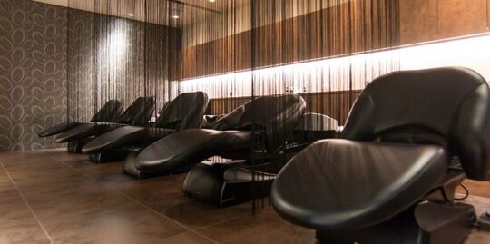 【JR茨木】≪完全週休2日≫≪月給22万円〜≫≪実働8時間の早番遅番制≫≪有給休暇率100%≫≪営業中レッスンあり≫低刺激＆ダメージレスにこだわりアリ！丁寧なカウンセリングで悩みを解消！営業時間中のレッスンも活用してしっかり成長できます。完全予約制の美容室「Hair studio F（ヘアスタジオエフ）」からアシスタント（美容師）の求人☆☆