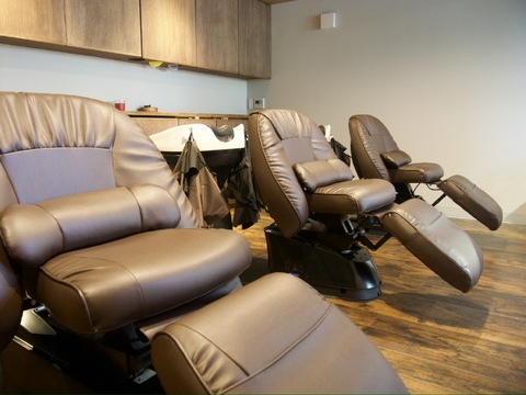 【西鞘ケ谷町】≪社会保険完備・駐車場完備・20時までに退勤可能・第三日曜日お休みあり・有給取得率100％≫レッスンは営業中に実施し技術を高めていきます。技術だけでなく薬剤、インナービューティーも学べるトータルビューティーヘアサロン「hair care base With（ヘアケアベースウィズ）」からスタイリスト（美容師・理容師）の求人☆★