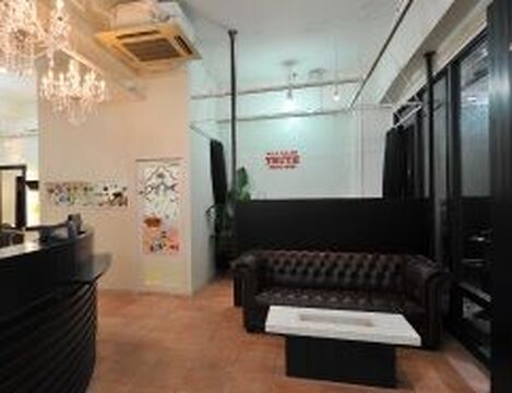 【取手駅】◇◆日曜休みあり・月8日休み・寮あり・引っ越し支援金・産休育休制度あり・社会保険完備などの抜群の待遇があるので、安心してスタイリストまで学べます！日常のサロンワーク以外にもいろんな事にチャレンジできる会社ですよ♪“TRUTH 取手店（トゥルーストリデテン）からアシスタント（美容師）の求人★☆