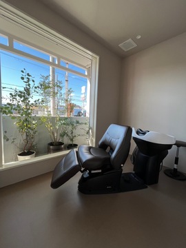 【平松】≪平均19時半退勤≫≪完全週休2日制≫≪社会保険完備≫営業中もレッスンOKのため、最短2年でデビューも可能！高単価の髪質改善サロン「Asobi Hair lab（アソビヘアーラボ）」からアシスタント（美容師）の求人☆★