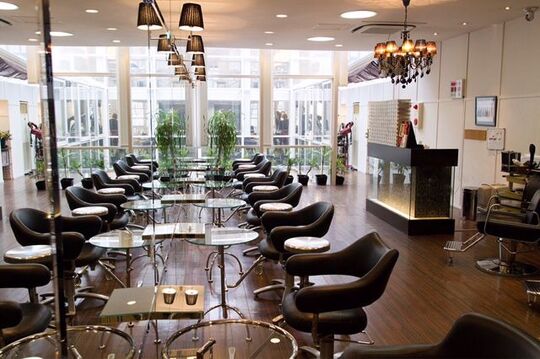 【近鉄奈良】≪社会保険完備≫≪日曜日定休あり＆時短社員制度あり≫≪駅スグでアクセス良好≫人間関係の良いサロンで働きたい！という方におすすめ！おしゃれな南国風な雰囲気に吹き抜けが気持ち良い店内！「IVAn＆LIZ 奈良店（イヴァンアンドリズナラテン）」からアイリスト（アイデザイナー・まつ毛エクステ）の求人★☆★