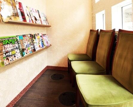 【花園】≪月8,9日休み≫≪最短1年でデビュー可能≫≪有給休暇あり≫理容と美容の技術がどちらも学べます！レッスン日は自由で、スタイリストの方がマンツーマンで見てくれます！地域に愛されたアットホームな理美容サロン「SMR2（エスエムアールツー）」からアシスタント（美容師・理容師）の求人☆★